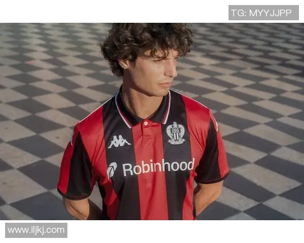 33号足球明星的身份揭秘及其在足球界的影响力分析